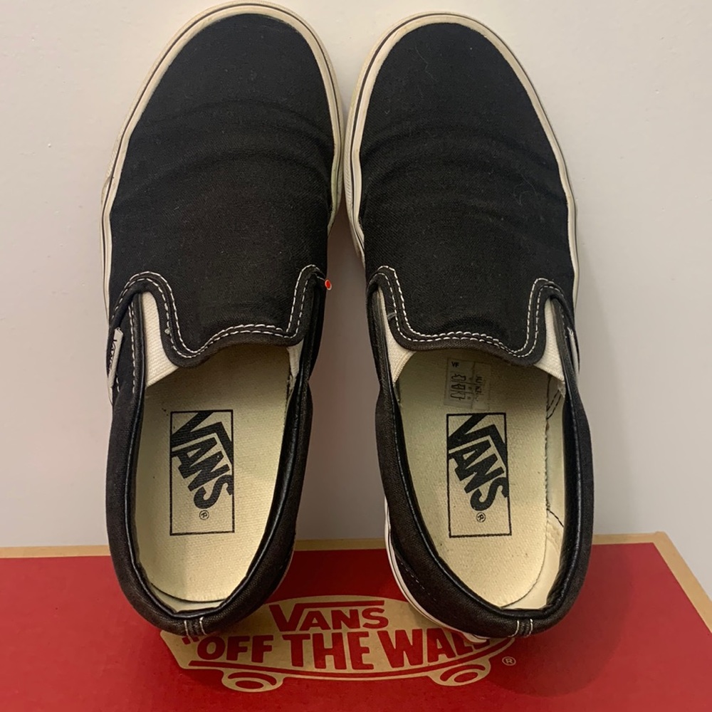 Vans Classic Slip-On, Unisex Men’s 4.5/Woman’s 6, Black/White
